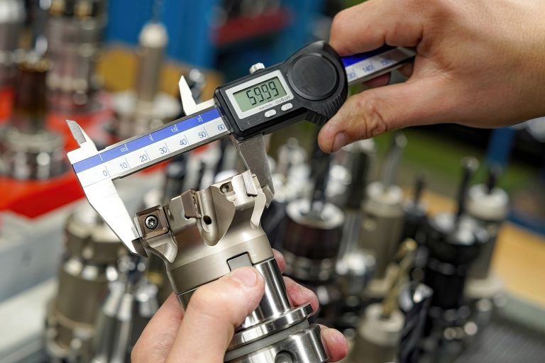 Measuring,A,Cutting,Tool,With,A,Caliper,For,A,Cnc