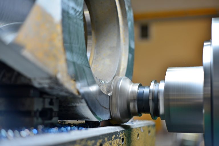 Methane treatment of CNC milling machine. Turning the plane on the part