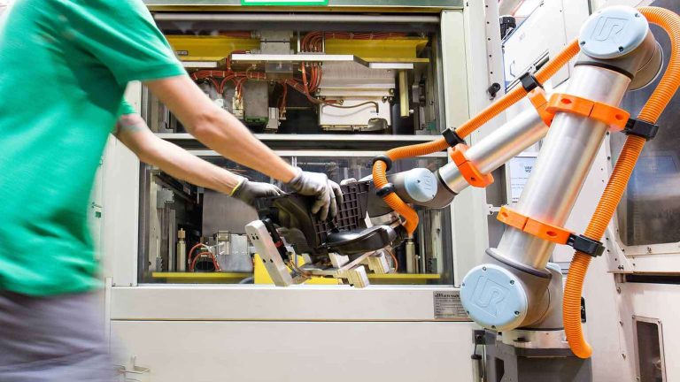 what-is-a-collaborative-robot-cobot-working-with-machinist